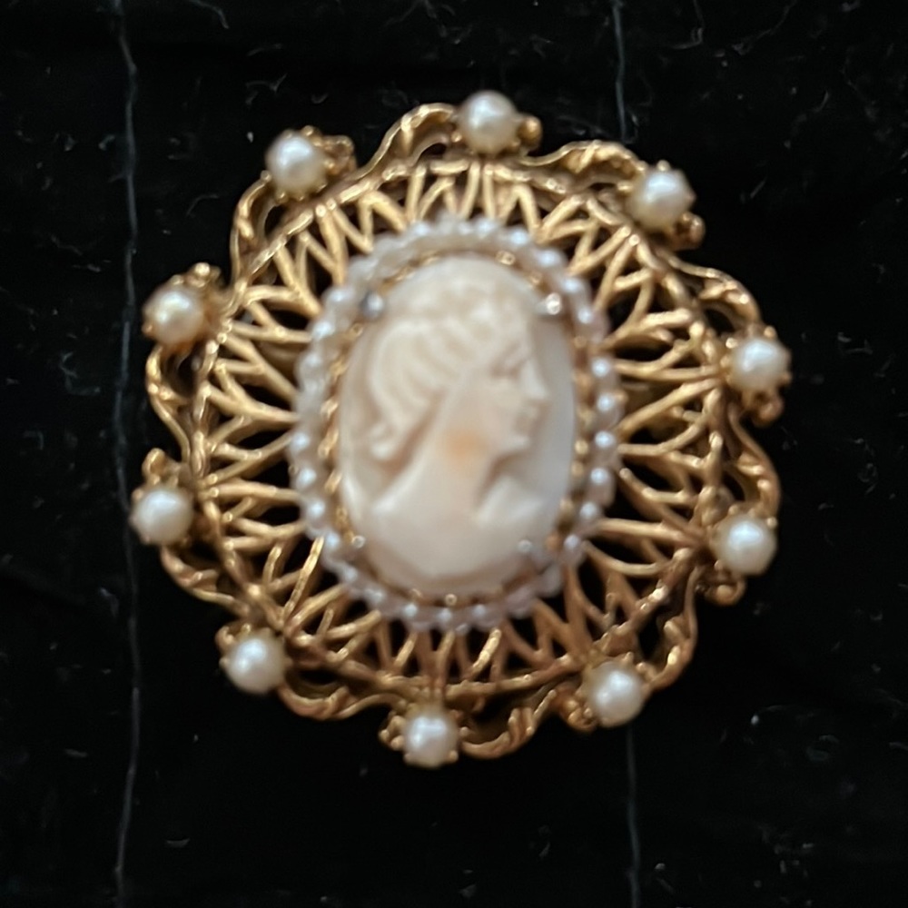 Vintage Florenza Gold Tone Carved Shell Cameo Faux Pearl Brooch Pendant Signed